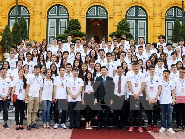 Young Vietnamese expatriates offer incense to Hung Kings - ảnh 1